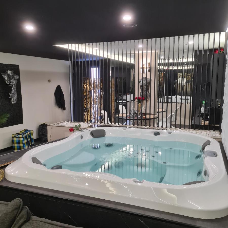Les Secrets Rooms, Love Room De Luxe Avec Jacuzzi Rivesaltes Exterior photo